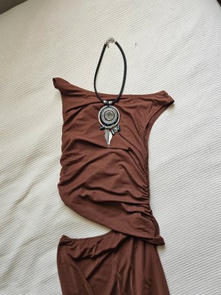 Vestido marrón tul midi con abertura