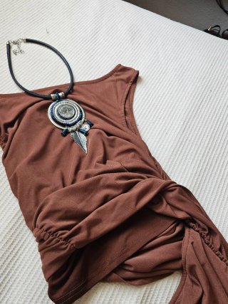 Vestido marrón tul midi con abertura
