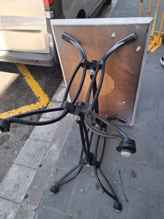 Mesa hierro forjado y 4 Sillas thonet. 1mt×60.