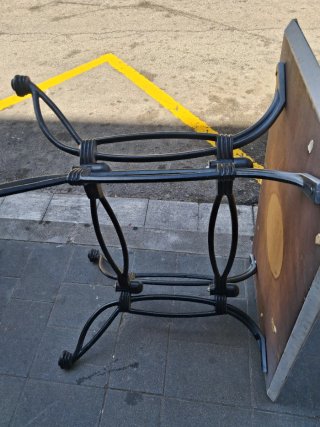 Mesa hierro forjado y 4 Sillas thonet. 1mt×60.