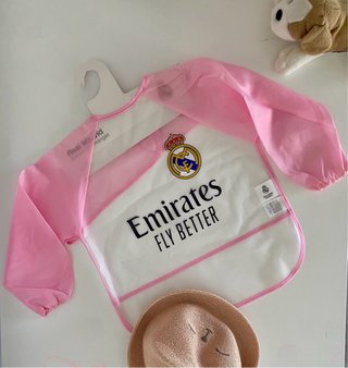 Babero Real Madrid bebé con mangas solo rosa