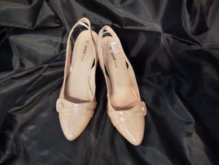 Zapatos beige de tacón