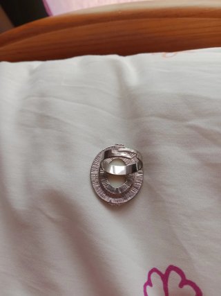 Anillo plateado con piedra blanca ovalada