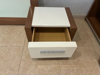 Conjunto mesitas y cabecero