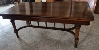 Mesa de comedor de madera