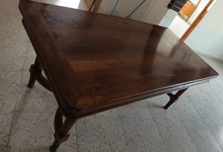 Mesa de comedor de madera