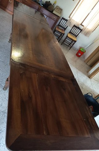 Mesa de comedor de madera