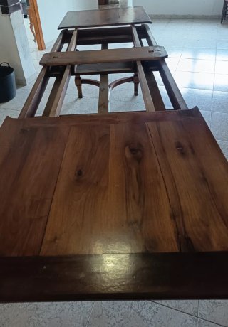 Mesa de comedor de madera