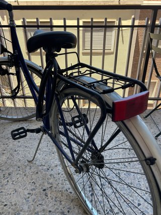 Bicicleta urbana azul con luz