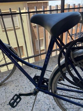 Bicicleta urbana azul con luz