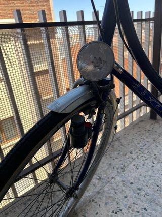 Bicicleta urbana azul con luz
