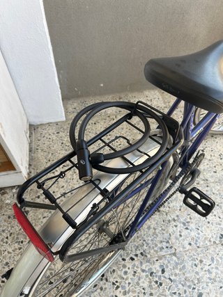 Bicicleta urbana azul con luz