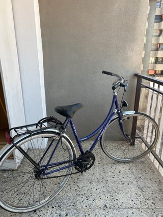 Bicicleta urbana azul con luz