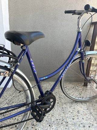 Bicicleta urbana azul con luz