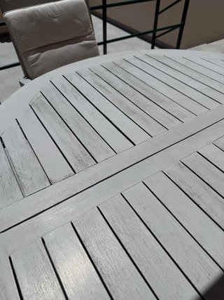 mesa  y sillas jardín madera. Color gris pastel