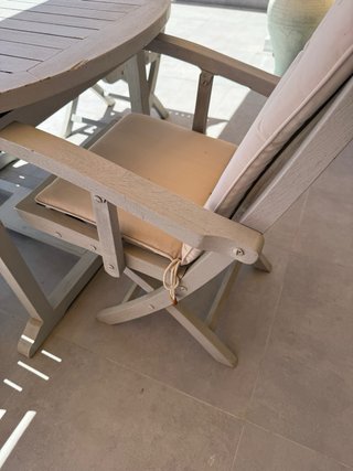 mesa  y sillas jardín madera. Color gris pastel