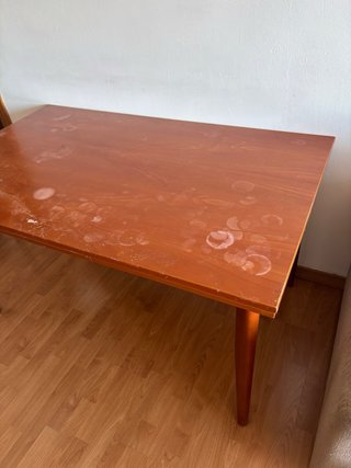 Mesa de madera marrón