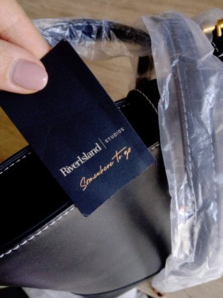 Borsa secchiello River Island nera e oro