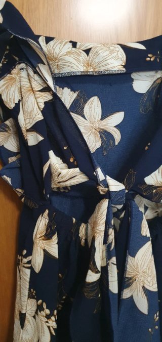 Vestido de verano azul oscuro floral