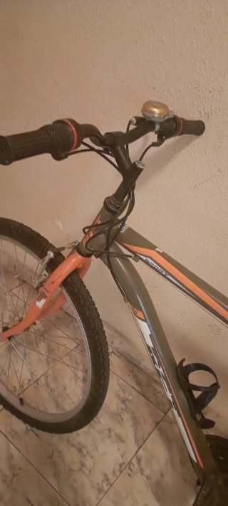 Bicicleta de montaña gris y naranja