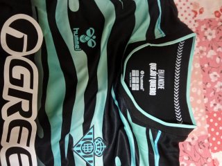 Camiseta deportiva Hummel Talla XL Negra y Turques