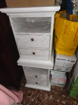 Mesitas de noche blancas