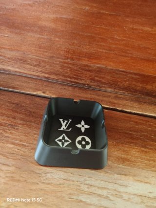 Posacenere moderno con loghi LV