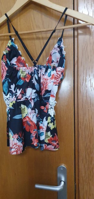 Camisa escotada floral con encaje