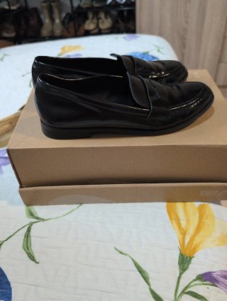 Zapatos negros tipo mocasín