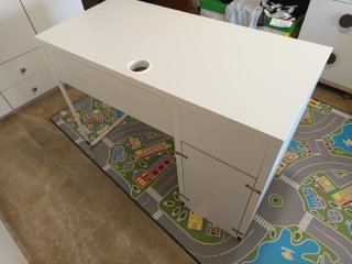Escritorio Ikea Blanco. Micke. Con tapa trasera.