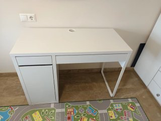 Escritorio Ikea Blanco. Micke. Con tapa trasera.
