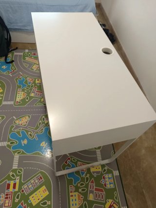 Escritorio Ikea Blanco. Micke. Con tapa trasera.