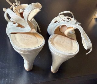 Zapatos dorados de tacón bajo