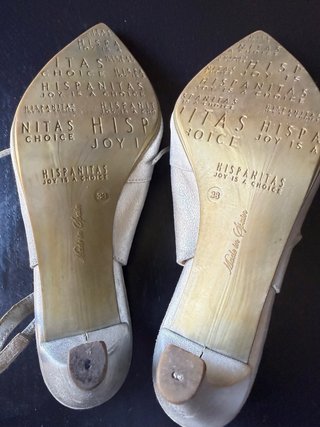 Zapatos dorados de tacón bajo