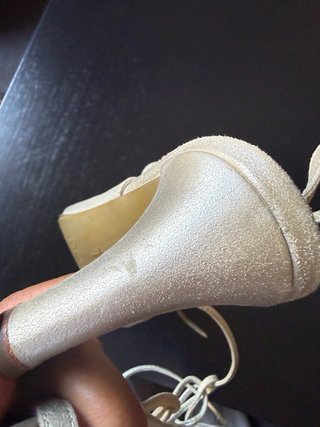 Zapatos dorados de tacón bajo
