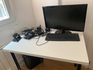 Mesa de escritorio de madera blanca