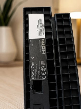 Xbox One X 1TB + Mando