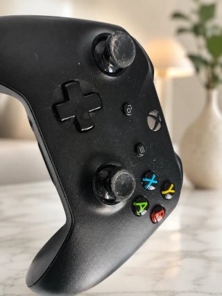 Xbox One X 1TB + Mando