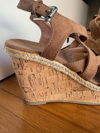 Sandalias de cuña marrones