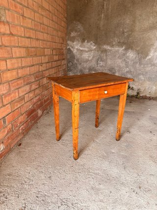 Mesa auxiliar antigua de madera