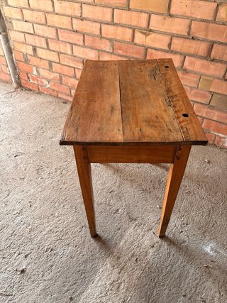 Mesa auxiliar antigua de madera