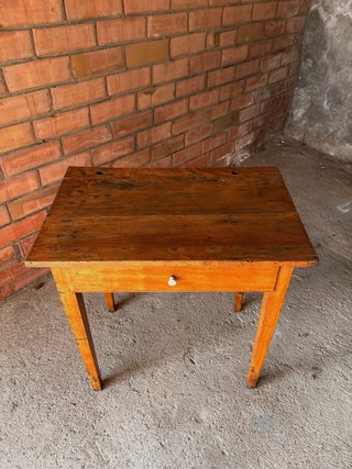 Mesa auxiliar antigua de madera