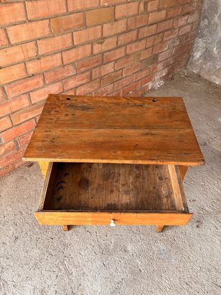 Mesa auxiliar antigua de madera