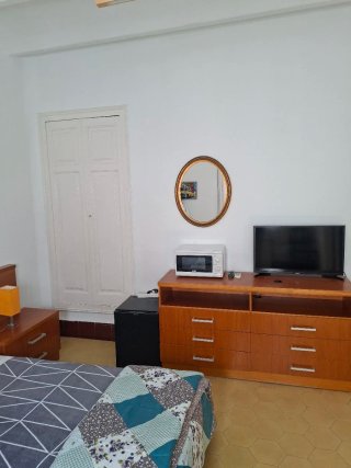 Habitación doble con baño, nevera, microondas. Tv,