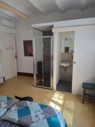 Habitación doble con baño, nevera, microondas. Tv,