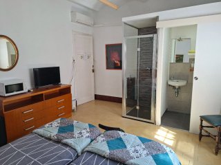 Habitación doble con baño, nevera, microondas. Tv,