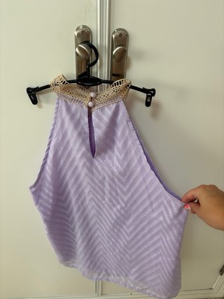 Top lencero violeta anudado al cuello