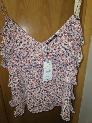 Top ZARA florecitas volantes