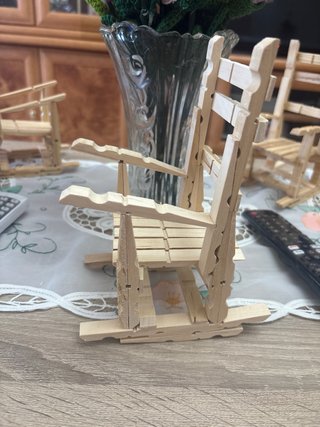 Sedia a dondolo decorativa in legno
