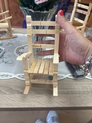 Sedia a dondolo decorativa in legno